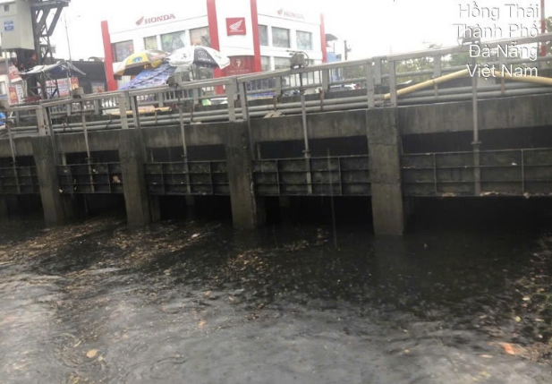 Hệ thống thoát nước đường Hồng Thái - Tân Trào được khơi thông để ứng phó mưa lớn. Ảnh: Nguyễn Tú.