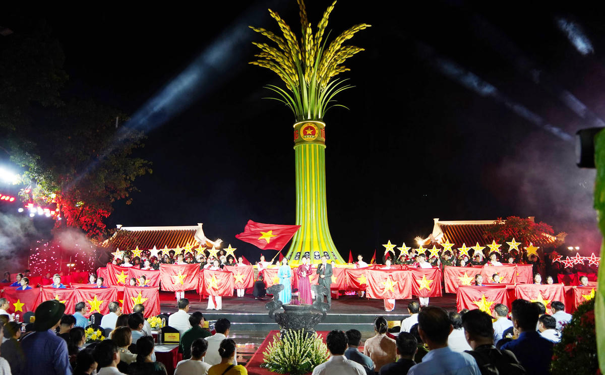 Chương trình nghệ thuật tưởng niệm 16 TNXP tổ chức vào dịp kỷ niệm 53 năm ngày hy sinh của các liệt sĩ. Ảnh: XT.