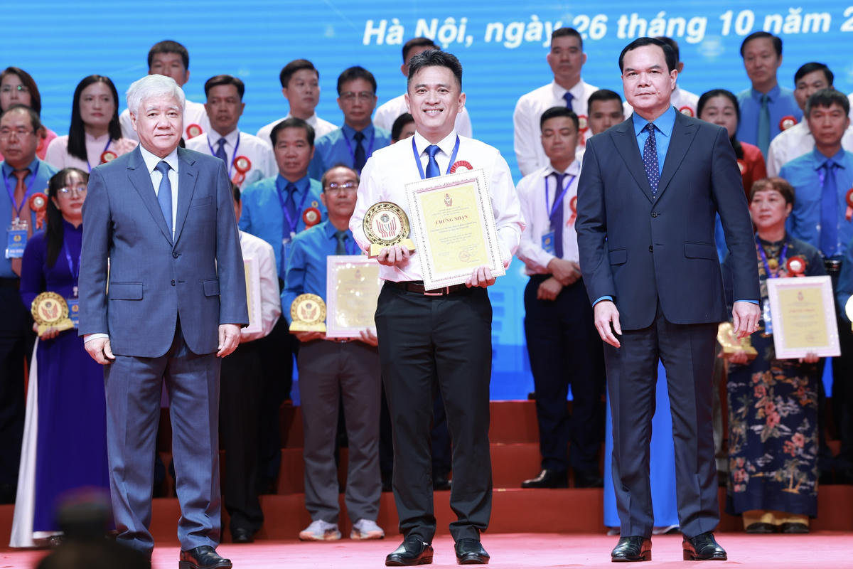 Ông Đỗ Văn Chiến - Chủ tịch UBTƯ MTTQ Việt Nam&nbsp; và ông Nguyễn Đình Khang, Phó Chủ tịch UBTƯMTTQ Việt Nam,&nbsp; Chủ tịch Tổng LĐLĐ Việt Nam tặng Giấy chứng nhận và biểu trưng cho các tập thể. Ảnh: Hải Nguyễn