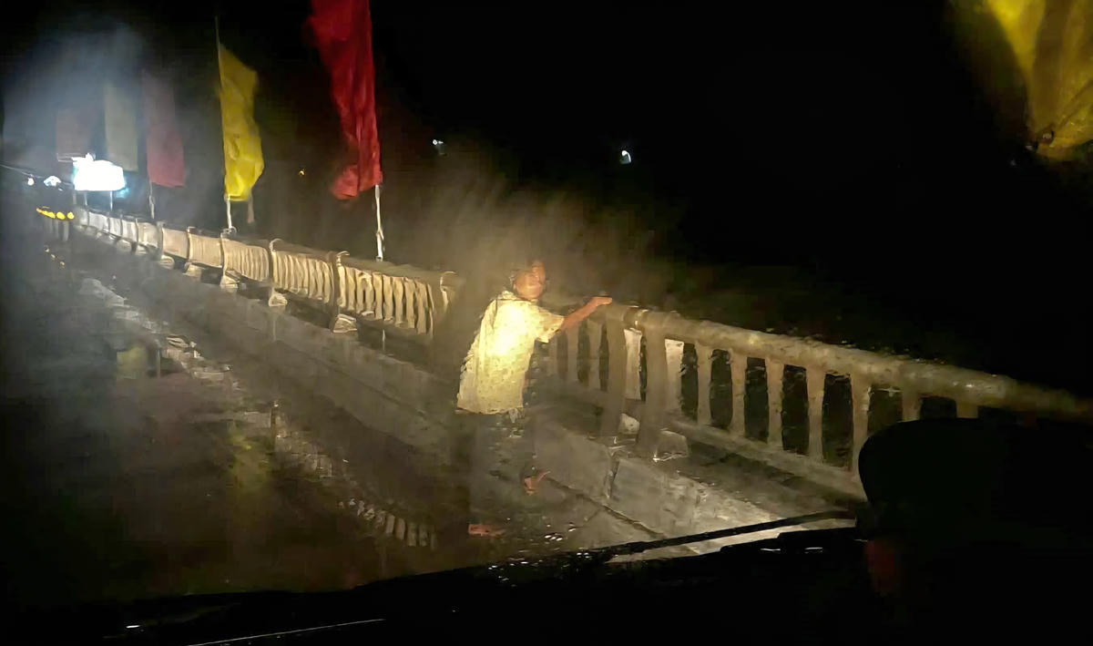 Quảng Trị: Đưa người phụ nữ đứng bất thường trên cầu lúc nửa đêm về nhà an toàn