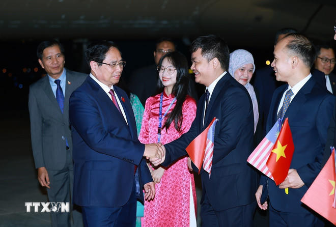 Cán bộ, nhân viên Đại sứ quán Việt Nam tại Malaysia đón Thủ tướng Phạm Minh Chính tham dự Hội nghị Cấp cao ASEAN lần thứ 47 và các Hội nghị Cấp cao liên quan. (Ảnh: Dương Giang/TTXVN).