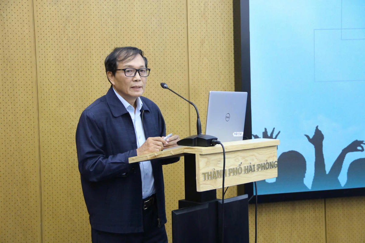 TS. Phạm Hữu Thư, Phó Chủ tịch Liên hiệp các Hội Khoa học và Kỹ thuật Hải Phòng phát biểu tại hội thảo. Ảnh: VD.&nbsp;