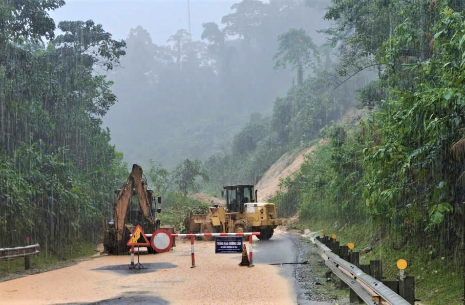 Khu vực đường Hồ Chí Minh, đoạn xã Phước Năng bị sạt lở đất đá gần đèo Lò Xo. Ảnh: CV.