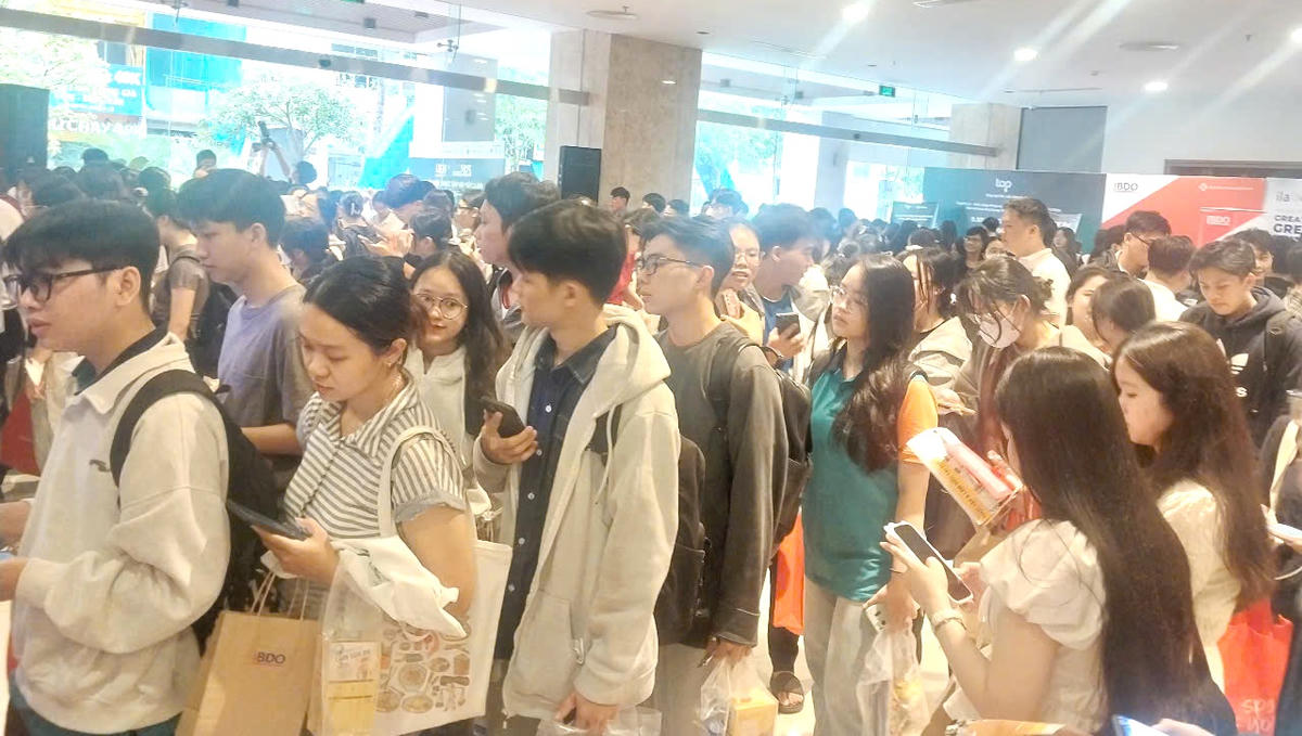 Hàng nghìn sinh viên tham gia ngày hội việc làm. Ảnh: S.X