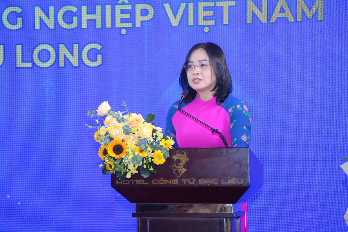 Bà Võ Thị Thu Hương – Phó Giám đốc VCCI ĐBSCL thông tin về Cảng Hòn Khoai- trung tâm chiến lược logistics và quốc phòng vùng cực Nam Tổ quốc. Ảnh: Nguyên Du