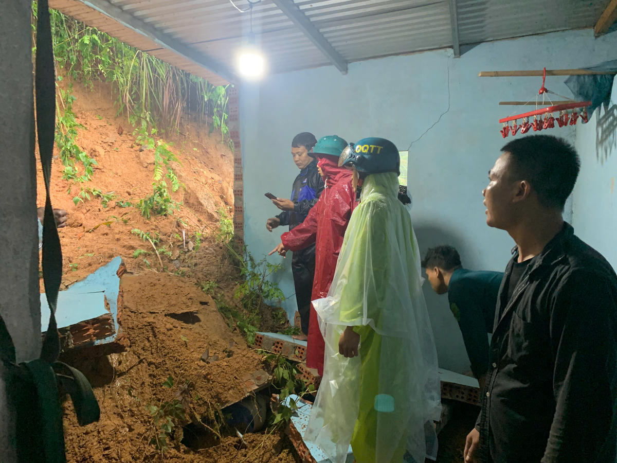 Ngôi nhà của&nbsp;anh Hồ Văn Long bị sạt lở đất đá hư hỏng. Ảnh: CV.