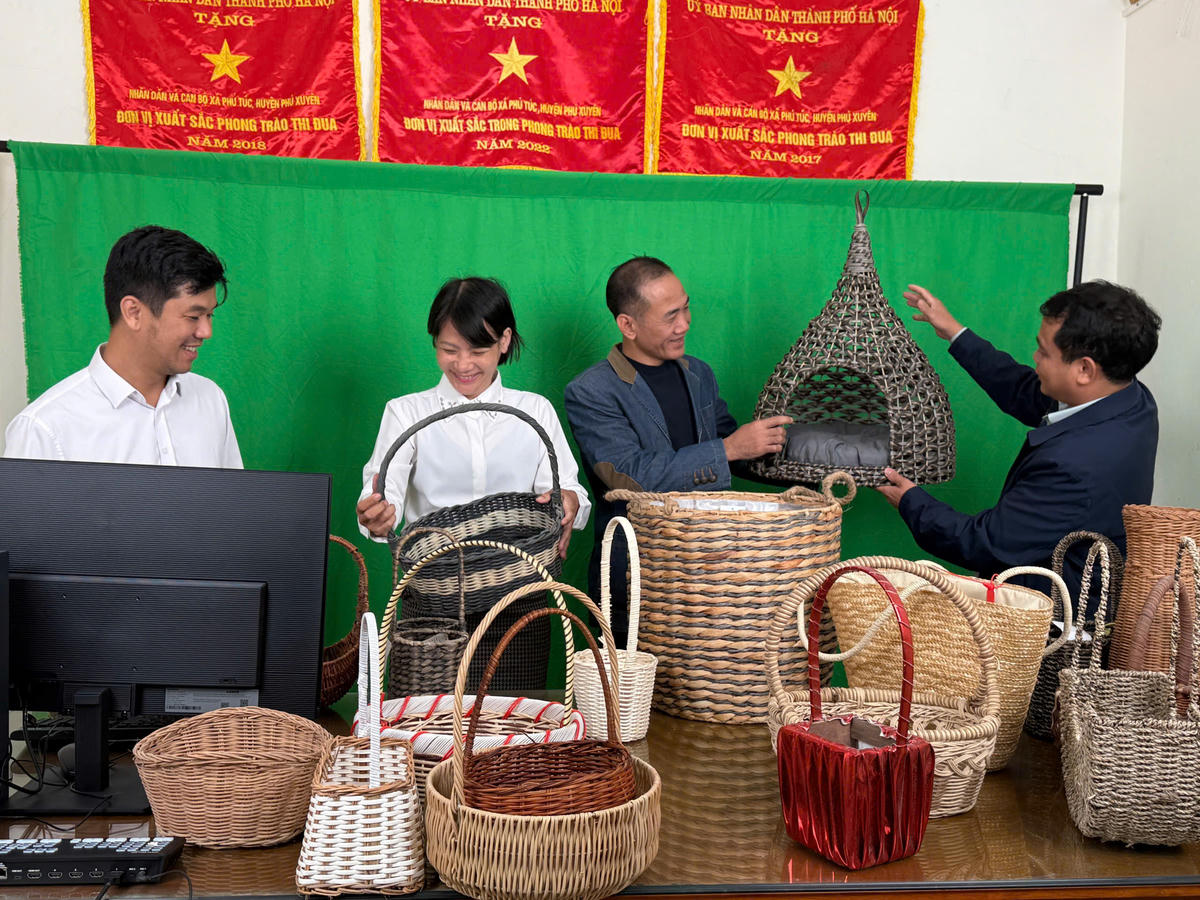 Ông Nguyễn Tiến Đạt, Trưởng phòng Kinh tế xã Phượng Dực cùng các hộ kinh doanh tại địa phương livestream bán hàng tại&nbsp;UBND xã Phượng Dực (xã Phú Túc cũ). Ảnh: TB.