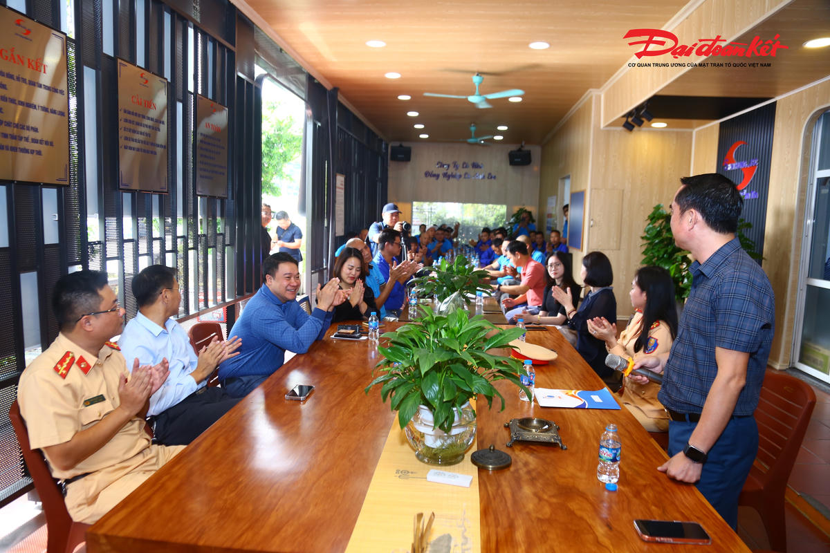 CSGT Hà Nội tổ chức buổi tuyên truyền, phổ biến pháp luật về trật tự an toàn giao thông đường bộ cho nhiều lái xe tải.