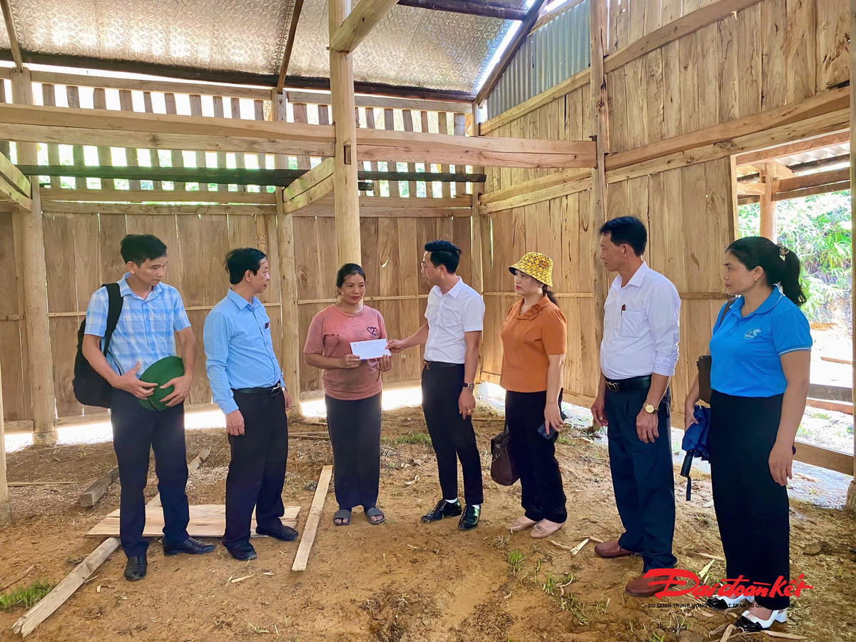 Lãnh đạo MTTQ tỉnh Thái Nguyên kiểm tra xóa nhà tạm, nhà dột nát tại các xã phía Bắc. Ảnh: Toán Nguyễn.