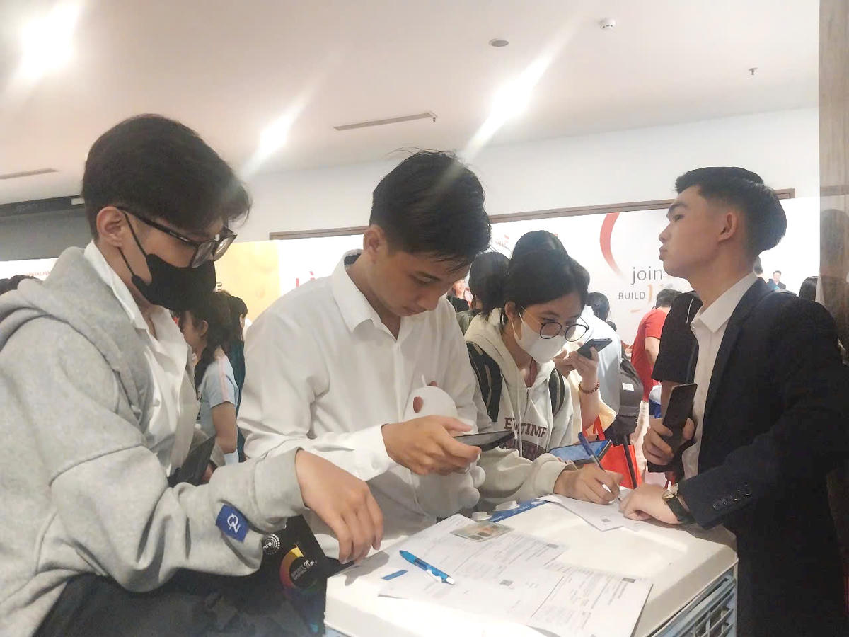 Lao động trẻ tìm kiếm cơ hội việc làm. Ảnh:&nbsp;