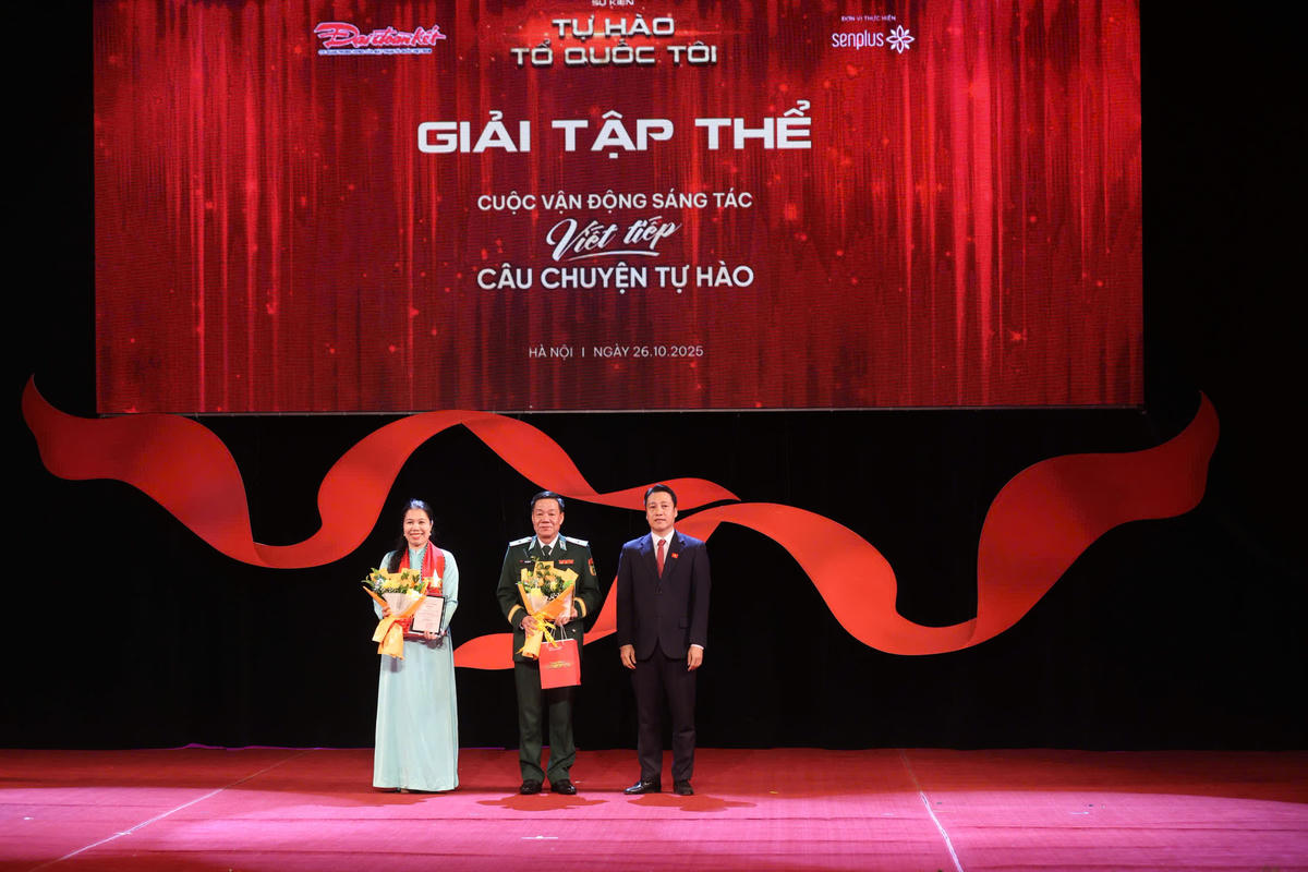 Ông Nguyễn Văn Dũng - Phó Tổng Biên tập Báo Đại Đoàn Kết, Trưởng Ban Tổ chức chương trình trao Giải tập thể gửi bài nhanh nhất và nhiều nhất cho đại diện Viện Dưỡng lão Diên Hồng và Bộ Tư lệnh Bộ đội Biên phòng. Ảnh: Quang Vinh.