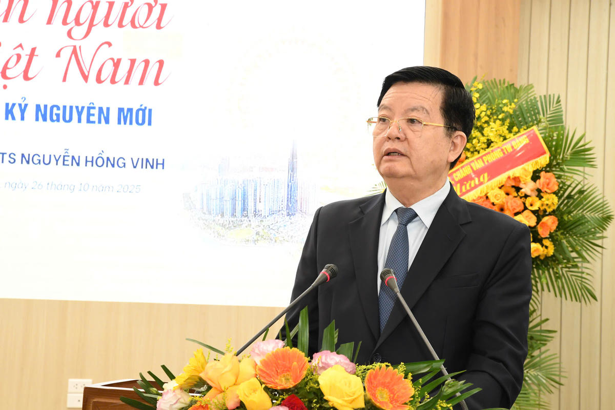 Phát biểu tại lễ ra mắt sách, Phó Thủ tướng Chính phủ Mai Văn Chính đánh giá cao tâm huyết của tác giả khi viết cuốn sách “Con người Việt Nam vào kỷ nguyên mới" của PGS.TS. Nhà báo Nguyễn Hồng Vinh. Phó Thủ tướng cho rằng những vấn đề cuốn sách đề cập có ý nghĩa lý luận và thực tiễn mang tính thời sự. Ảnh: Phạm Sỹ.