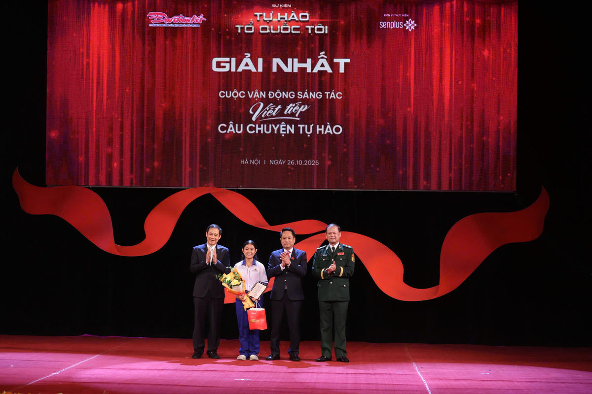 Phó Bí thư Đảng ủy MTTQ, các đoàn thể Trung ương Nguyễn Thái Học, Tổng Biên tập Báo Đại đoàn kết Trương Thành Trung, Trung tướng Nguyễn Anh Tuấn, Chính ủy Bộ Đội Biên phòng trao Giải nhất cho tác giả Nguyễn Thị Ngọc Kim Oanh - trường THPT Hòa Đa (Lâm Đồng). Ảnh: Lê Khánh.