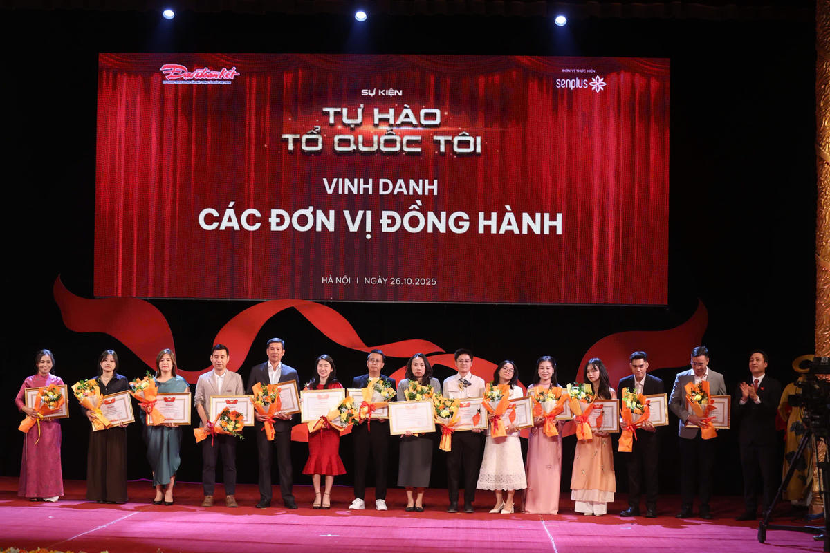 Ông Nguyễn Văn Dũng - Phó Tổng Biên tập Báo Đại đoàn kết, Trưởng Ban Tổ chức chương trình trao Bằng khen và tặng hoa các đơn vị đồng hành. Ảnh: Quang Vinh.