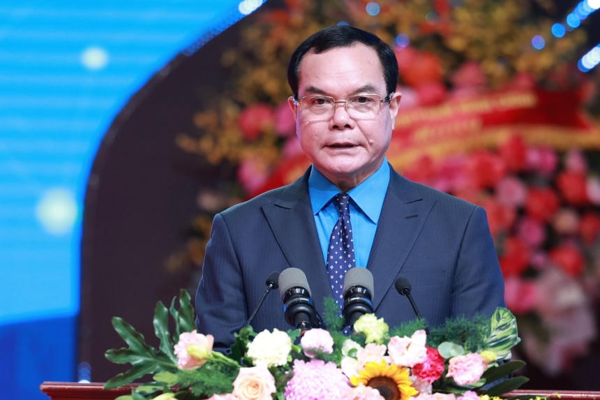 Ông Nguyễn Đình Khang, Ủy viên Trung ương Đảng, Phó Chủ tịch Ủy ban Trung ương MTTQ Việt Nam, Chủ tịch Tổng LĐLĐ Việt Nam phát biểu tại Đại hội.