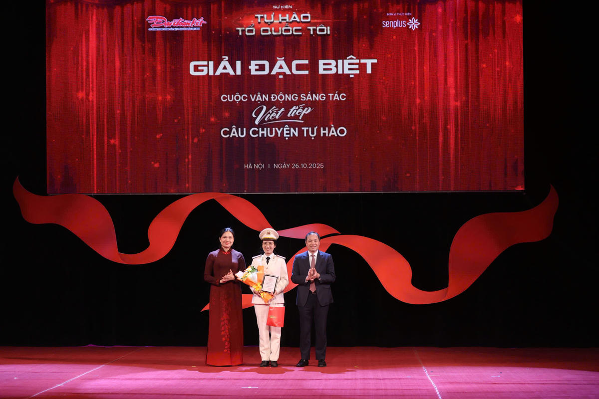 Phó Chủ tịch UBTƯ MTTQ Việt Nam Hà Thị Nga, Tổng Biên tập Tạp chí Cộng sản Hoàng Trung Dũng trao Giải đặc biệt cho tác giả Phạm Thị Thi (Cà Mau). Ảnh: Quang Vinh.