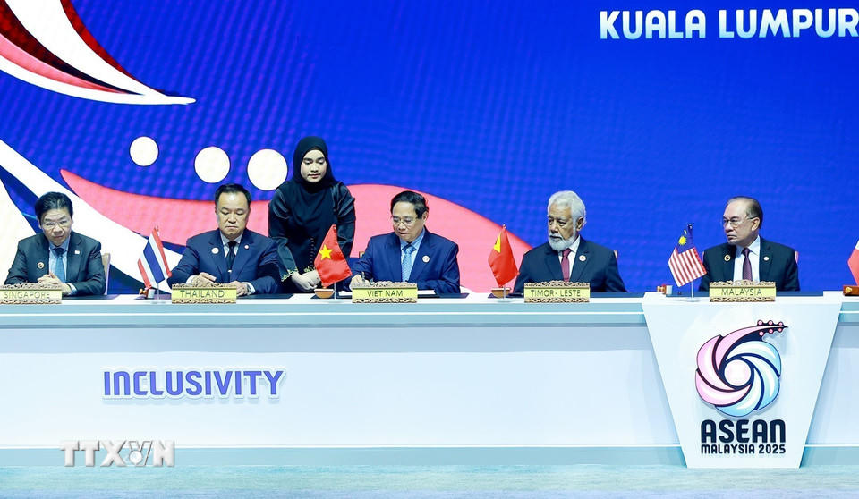 Thủ tướng Phạm Minh Chính ký Tuyên bố kết nạp Timor-Leste vào ASEAN. (Ảnh: Dương Giang/TTXVN).