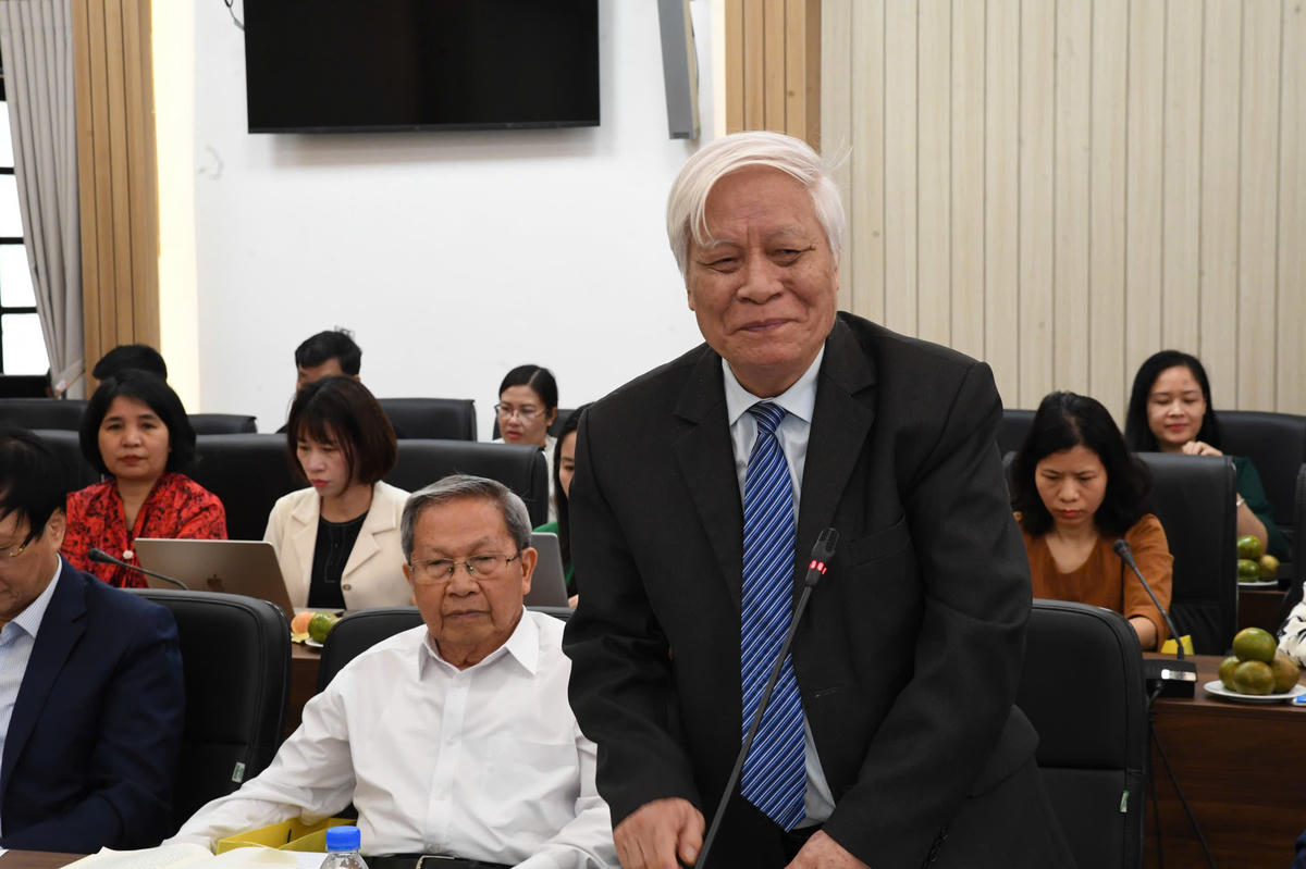 PGS. TS Nguyễn Viết Chức chia sẻ cảm nhận về cuốn sách. Ảnh: Phạm Sỹ.