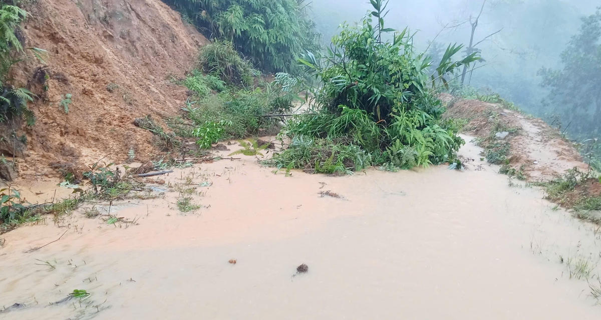 Một số tuyền đường ở xã Trà Tập bị sạt lở gây khó khăn phương tiện qua lại. Ảnh: CV.