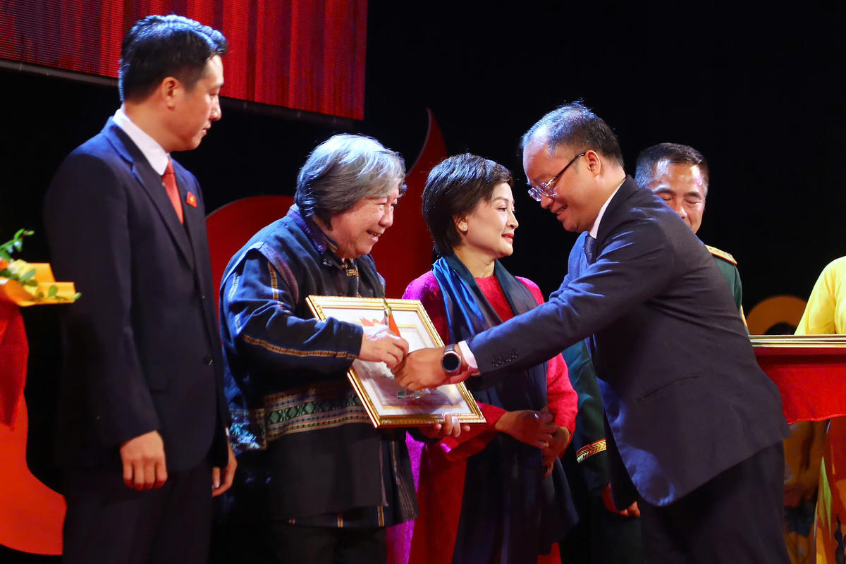 Phó Tổng Biên tập Báo Đại đoàn kết Nguyễn Đăng Khang trao Kỷ niệm chương và Bằng khen vinh danh Ban giám khảo. Ảnh: Lê Khánh.