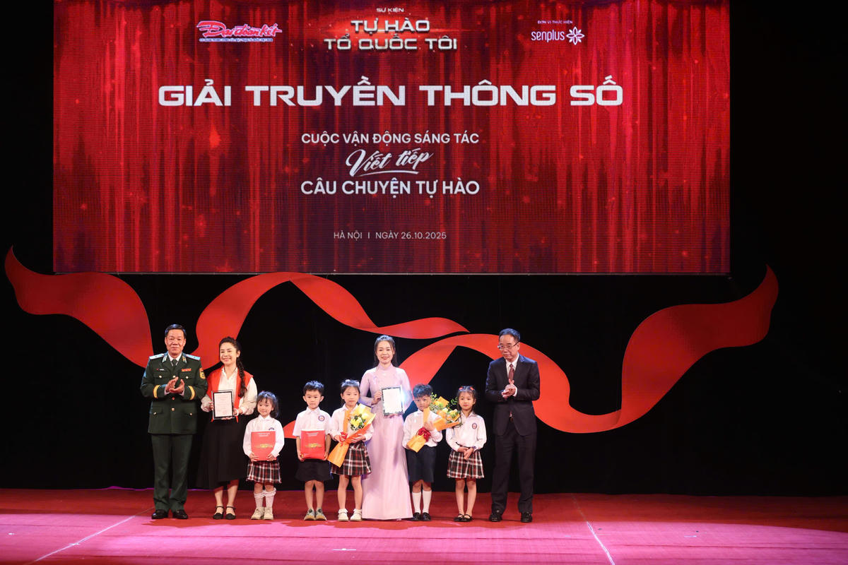 Cô và trò lớp 1D, trường Tiểu học Chu Văn An (Hà Nội) và tác giả Đỗ Thanh Phương nhận Giải ở hạng mục truyền thông số. Ảnh: Quang Vinh.