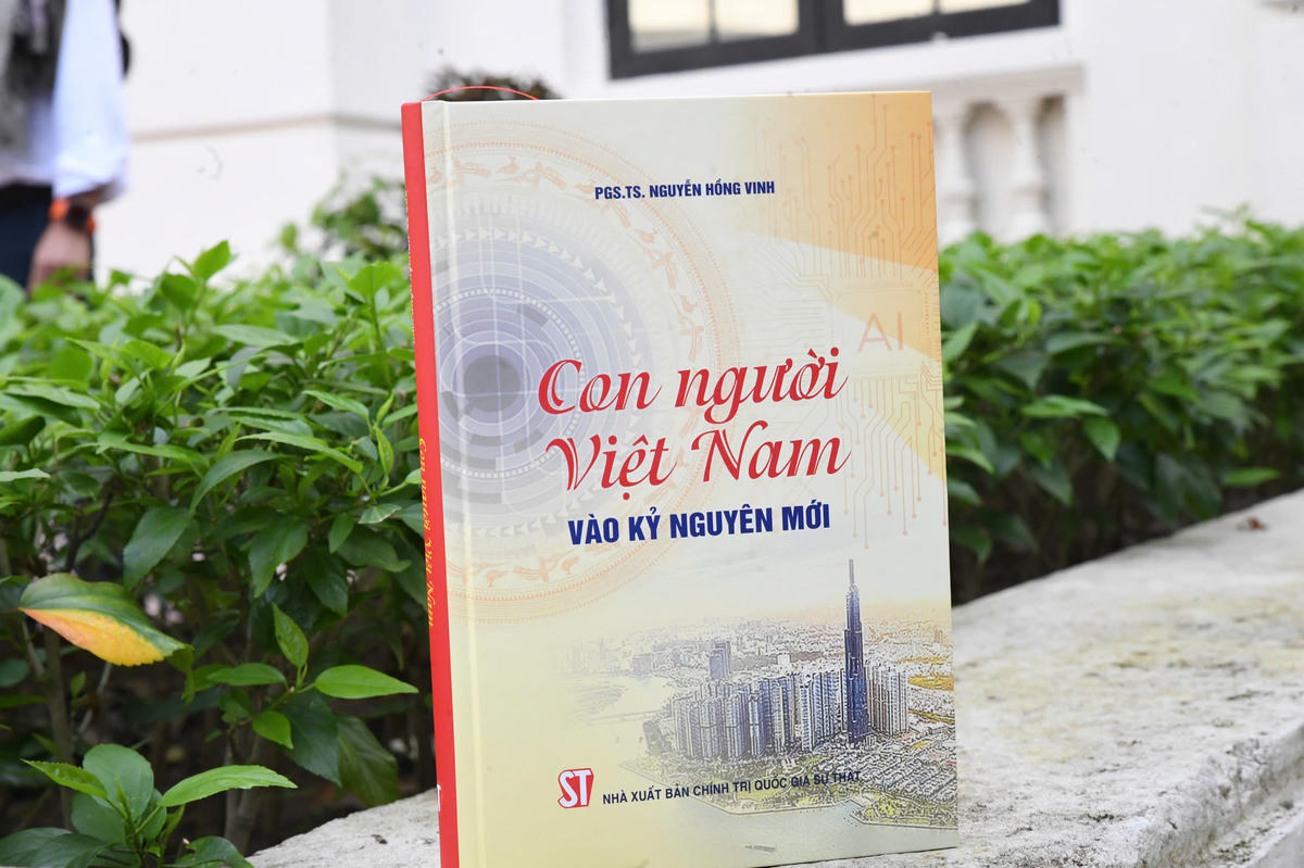 Cuốn sách “Con người Việt Nam vào kỷ nguyên mới” là một đóng góp thiết thực, góp phần tôn vinh giá trị văn hóa, phẩm chất và sức mạnh của con người Việt Nam trung tâm, mục tiêu và động lực của mọi sự phát triển trong thời đại mới. Ảnh: Phạm Sỹ.
