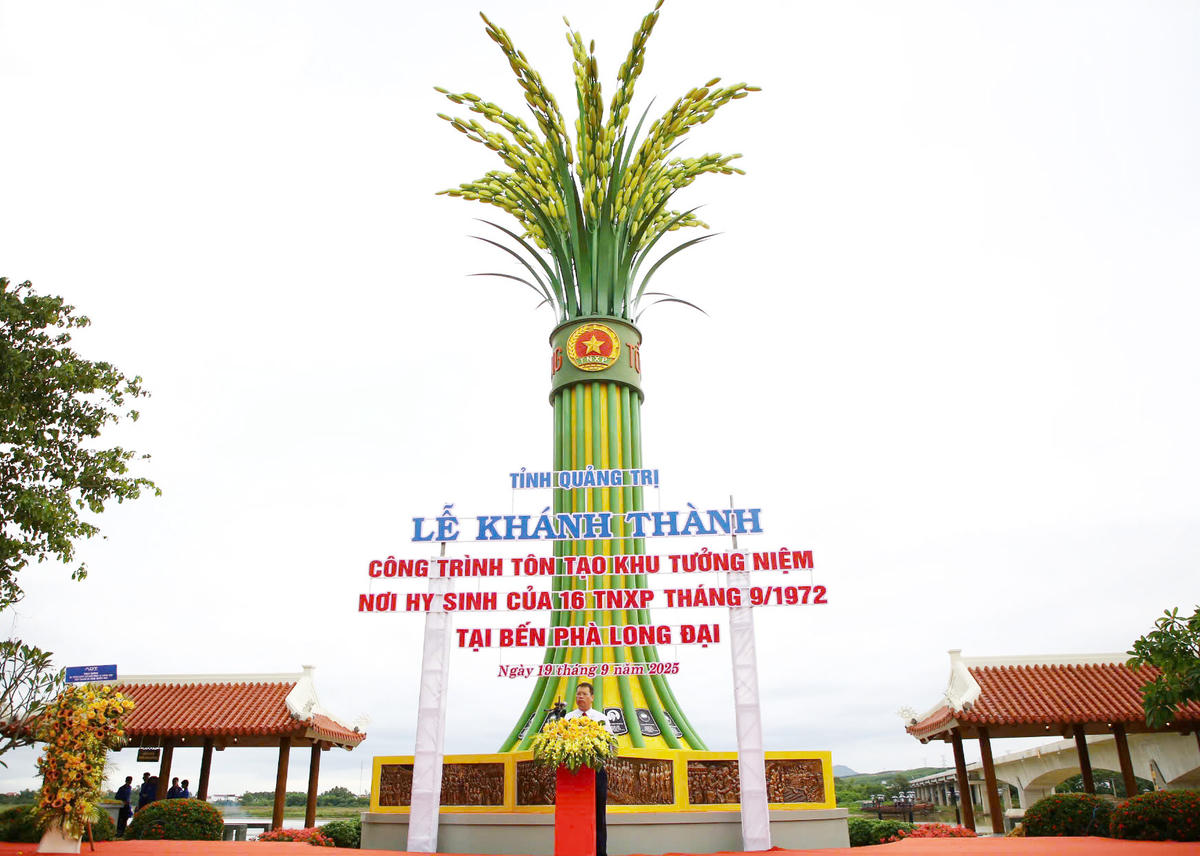 Đài tưởng niệm hình bó lúa gồm 16 bông lúa bên Bến phà Long Đại. Ảnh: XT.