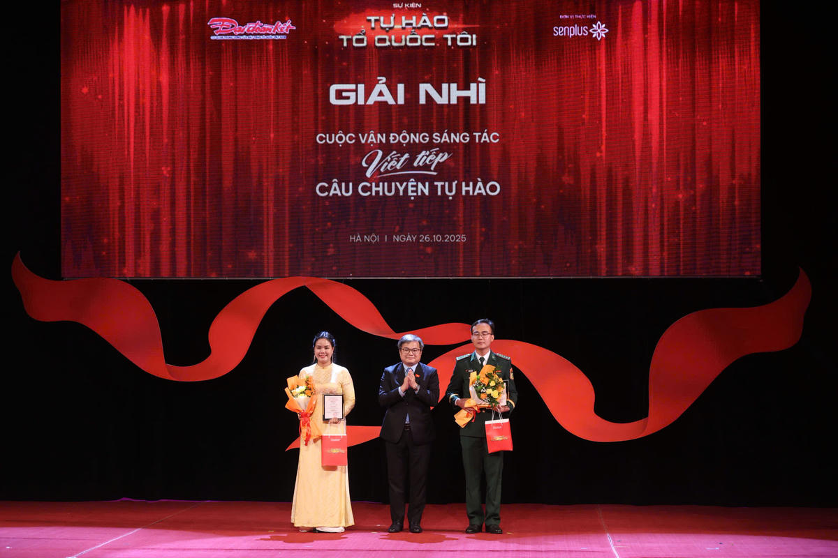 Ông Trương Việt Dũng - Phó Chủ tịch UBND TP. Hà Nội trao Giải Nhì cho tác giả Phạm Vân Anh (Hà Nội) và Lương Văn Bình (Cà Mau). Ảnh: Quang Vinh.