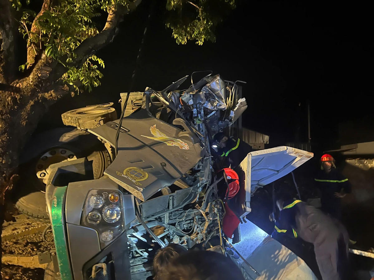 Đầu xe bị biến dạng. Ảnh: Công an tỉnh Lai Châu.