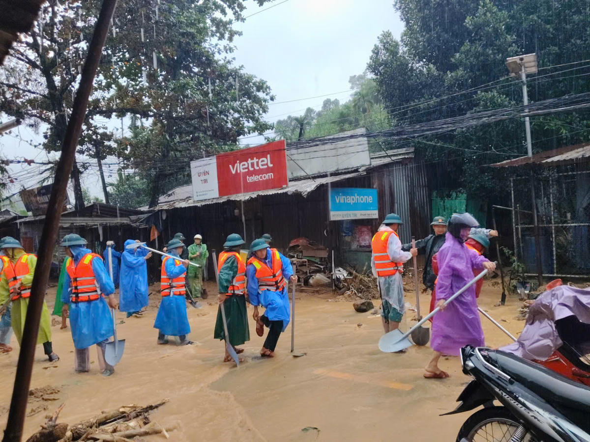 Lực lượng quân khu triển khai hỗ trợ nhân dân.&nbsp;Ảnh: Quang Hùng.