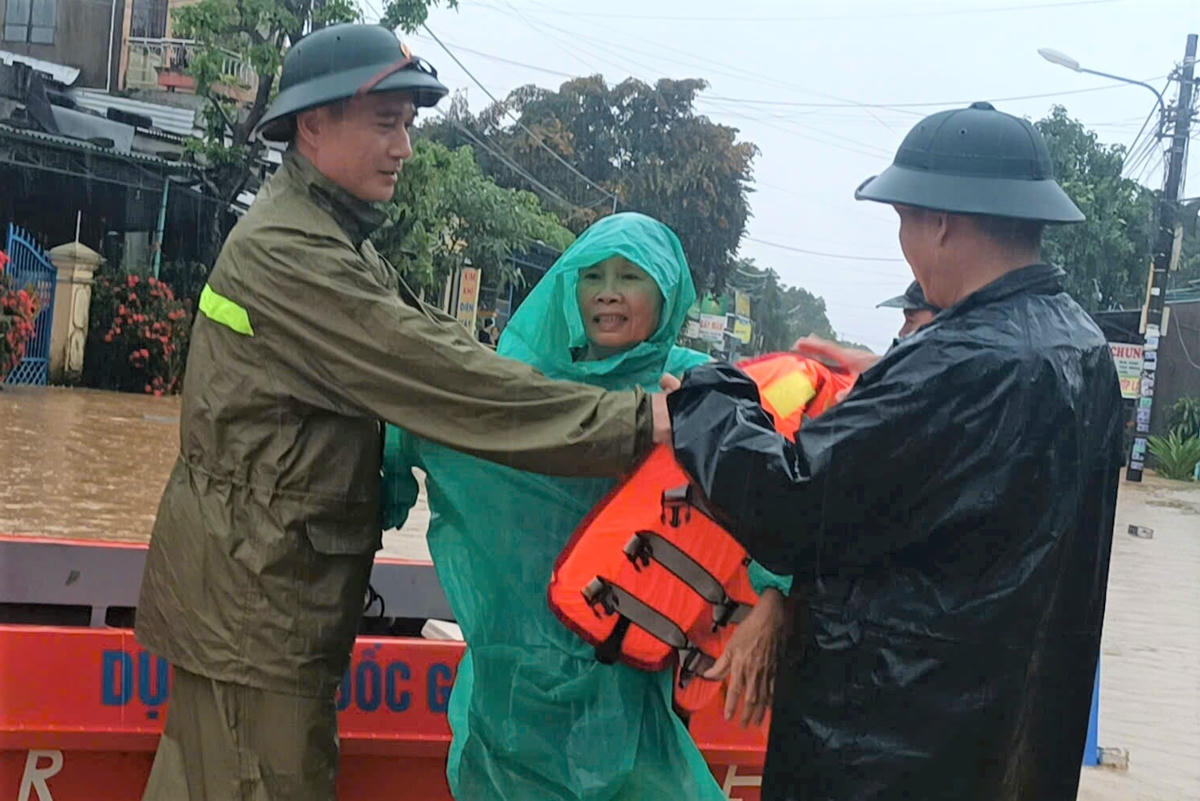 Cán bộ, chiến sĩ Bộ Chỉ huy Quân sự TP Đà Nẵng hỗ trợ đưa người dân gặp nạn đi cấp cứu bằng cano. Ảnh: CV.