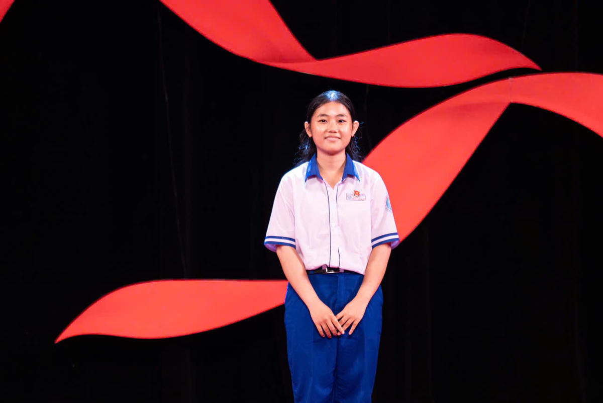 Khoảnh khắc cô nữ sinh nhỏ bé bước lên sân khấu nhận giải giữa ánh đèn rực rỡ đã trở thành hình ảnh đẹp đọng lại trong lòng tất cả mọi người.&nbsp;