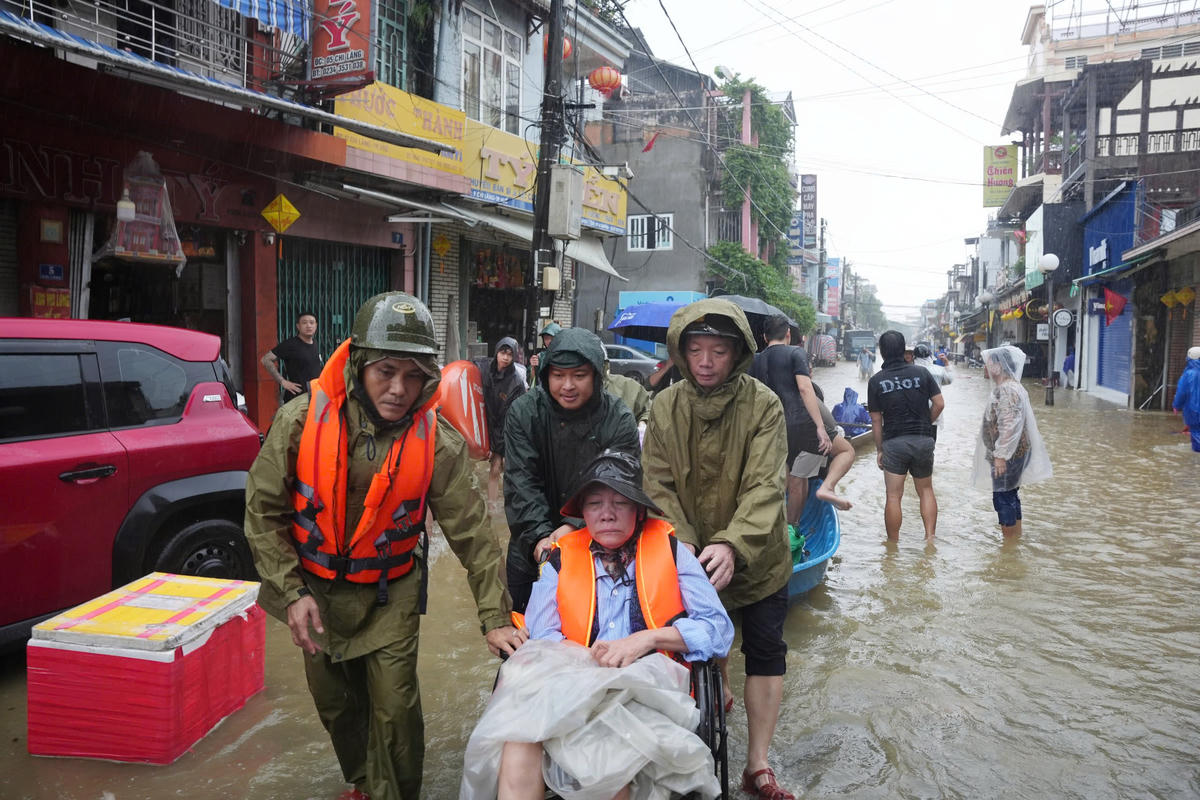Ông Phan Thiên Định - Chủ tịch UBND thành phố Huế (bìa phải) trực tiếp chỉ đạo hỗ trợ đưa bệnh nhân đang điều trị tại Bệnh viện Phục hồi chức năng đến nơi an toàn. Ảnh: N.M.