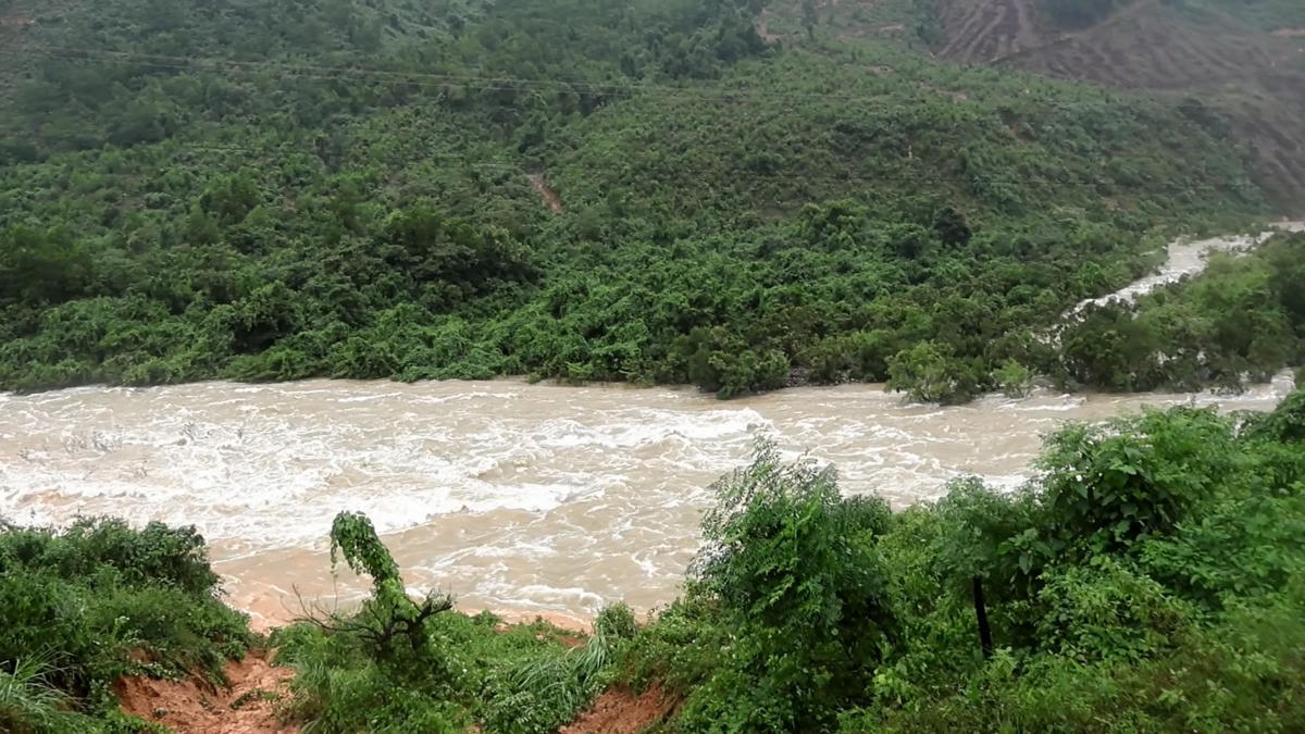 Từ chiều 27/10, lũ trên sông dâng cao trở lại. Ảnh: Kim Hiếu.