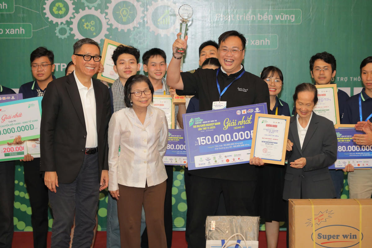 Niềm vui của đại diện dự án giành giải nhất bảng B của cuộc thi Khởi nghiệp Xanh. Ảnh: T.Q