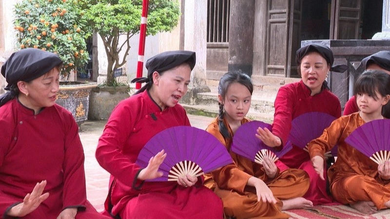 Truyền dạy hát Xoan cho giới trẻ.