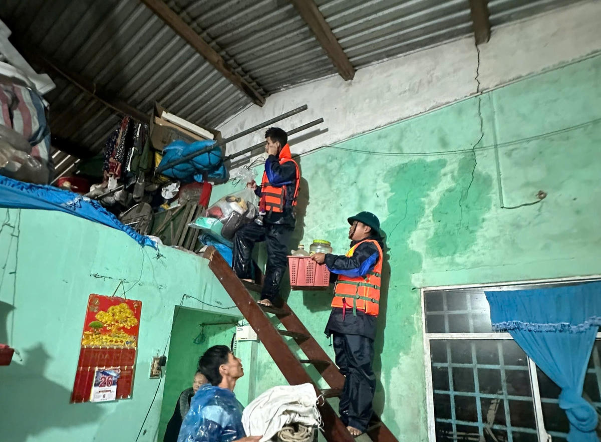 Lực lượng dân quân xã Nông Sơn giúp dân di chuyển tài sản đến nơi an toàn. Ảnh: TH.