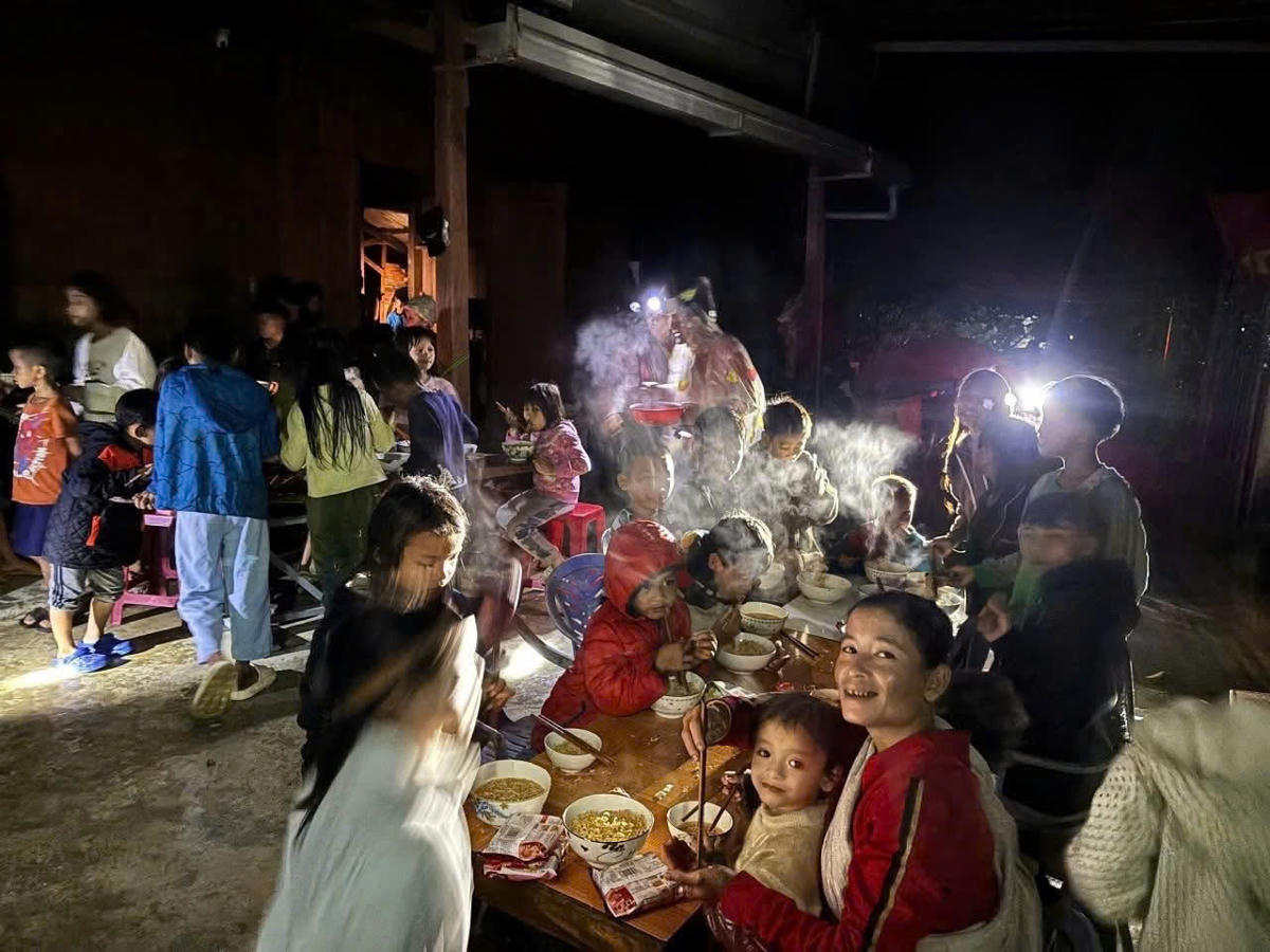 Nụ cười của người dân khi ăn mì tôm. Ảnh: CV.