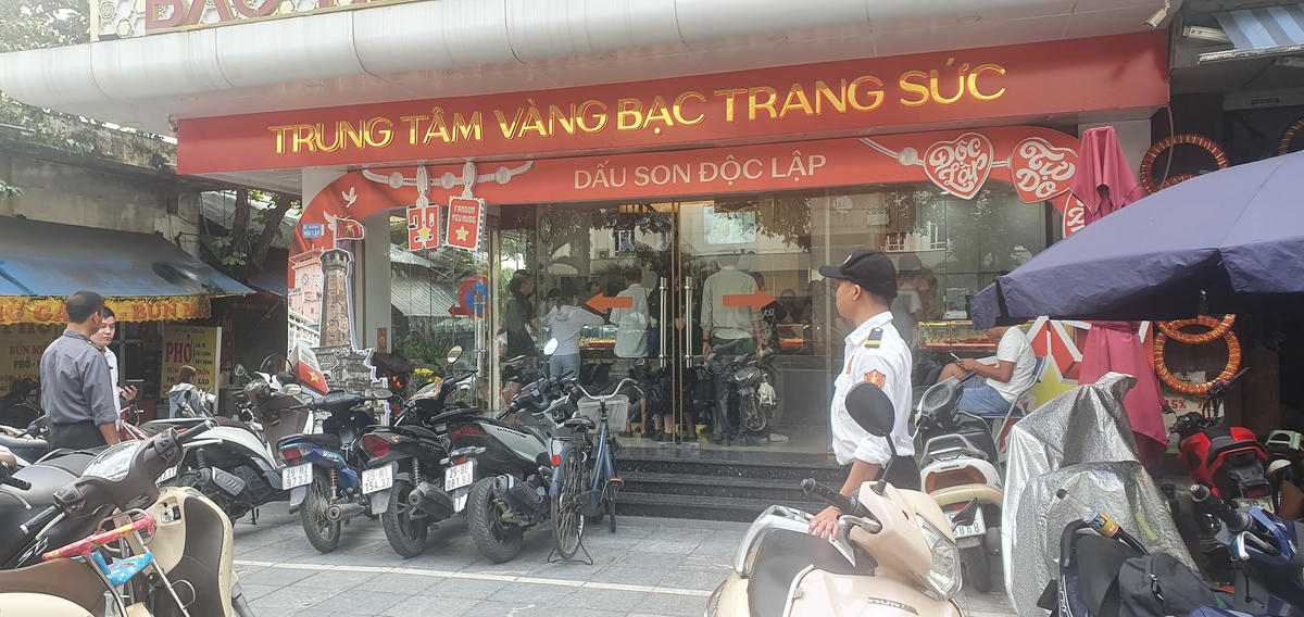 Giá vàng tiếp tục diễn biến bất thường