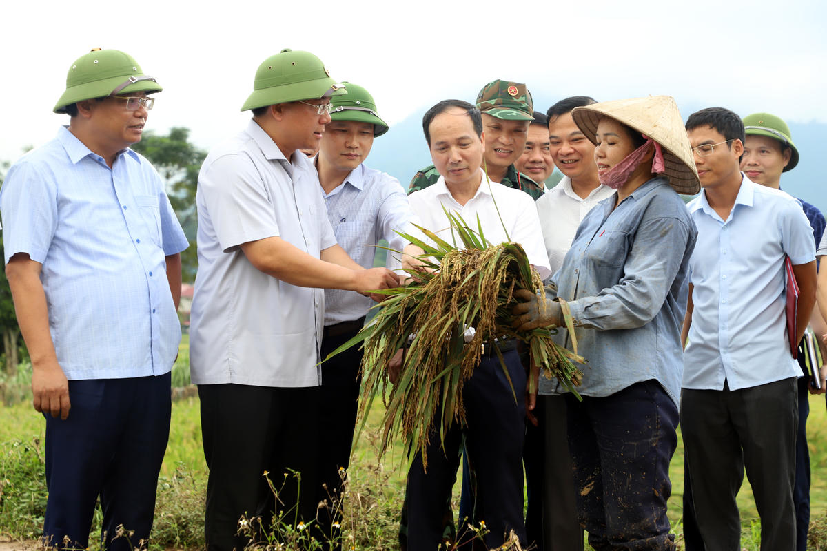 Chủ tịch UBND tỉnh Phú Thọ Trần Duy Đông và đoàn công tác kiểm tra việc ứng phó bão số 10 tại xã Xuân Đài.