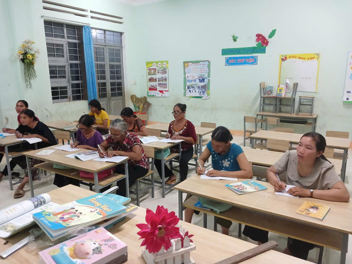 Lớp học xóa mù chữ do cô Nguyệt cùng các đồng nghiệp giảng dạy. Ảnh: NVCC.