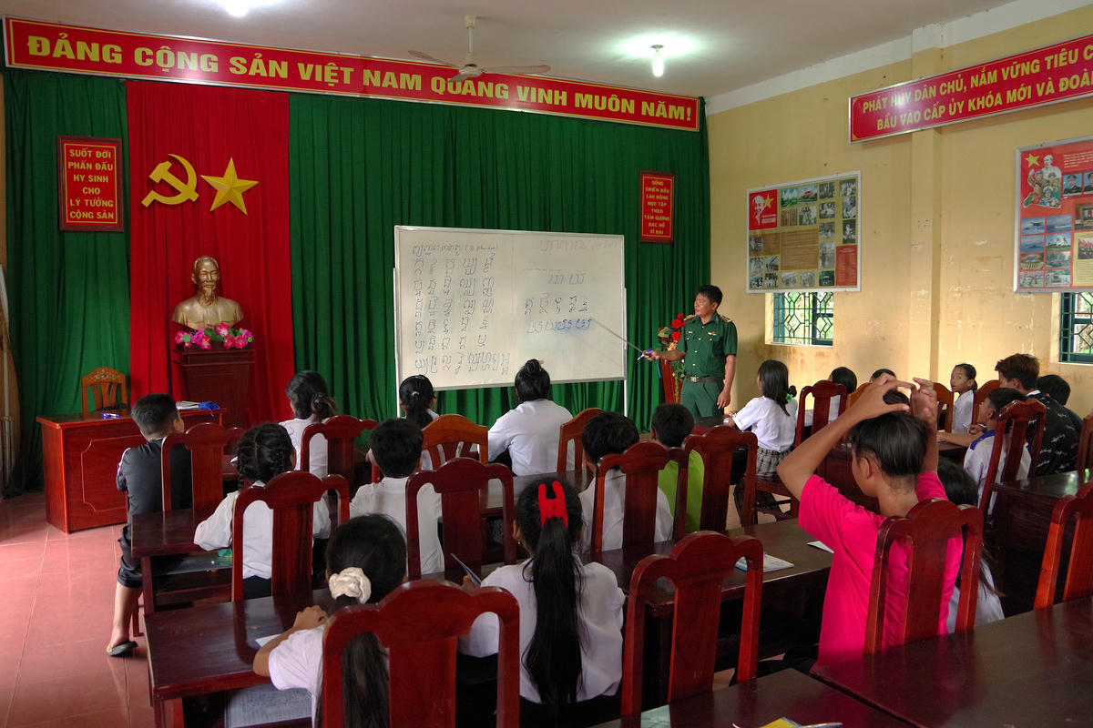 Lớp học tiếng Khmer do Thiếu tá Giang giảng dạy thu hút đông đảo học sinh trong vùng.&nbsp; &nbsp; &nbsp;Ảnh: NVCC.