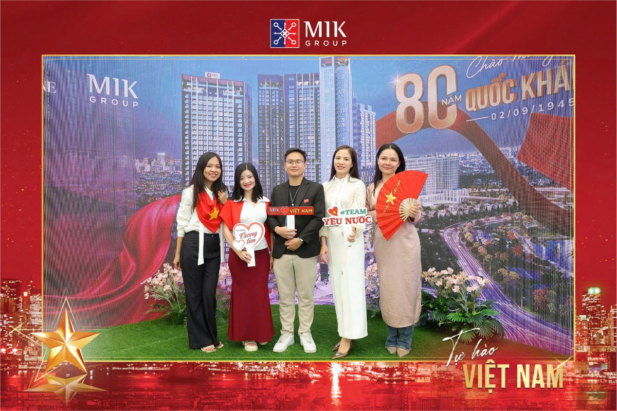 Khách tham quan lưu giữ khoảnh khắc check-in bằng ảnh QR tại không gian MIK Group.