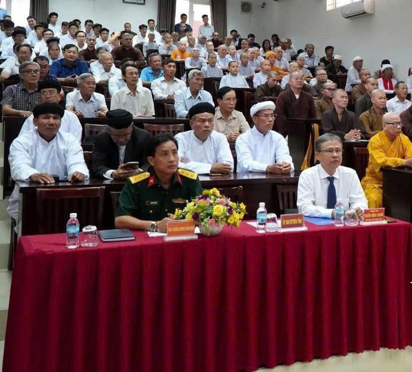 Quang cảnh lớp bồi dưỡng kiến thức quốc phòng, an ninh cho chức sắc, chức việc các tổ chức tôn giáo năm 2025. Ảnh X.H .
