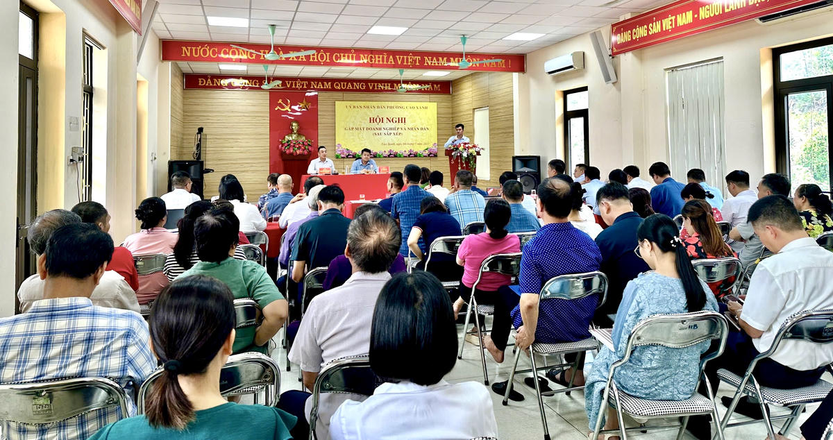 Ngay trong tuần làm việc đầu tiên của chính quyền địa phương 2 cấp, UBND phường Cao Xanh đã tổ chức hội nghị gặp mặt doanh nghiệp và nhân dân để bàn cách giải quyết dứt điểm các tồn tại ở khu dân cư và tháo gỡ khó khăn cho doanh nghiệp. Ảnh: Ngọc Anh