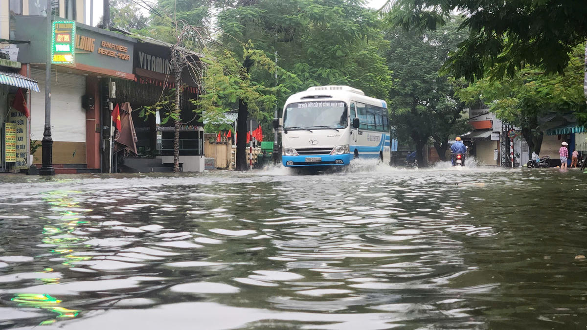 Mưa lớn gây ngập cục bộ tại một số tuyến đường, giao thông đi lại gặp nhiều khó khăn. Ảnh: N.Q.