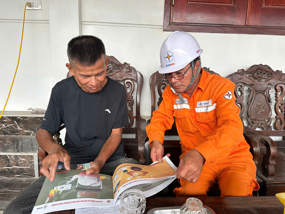 Cán bộ các Đội Quản lý Điện lực còn “đi từng ngõ, gõ từng nhà” để hướng dẫn người dân sử dụng điện hiệu quả.