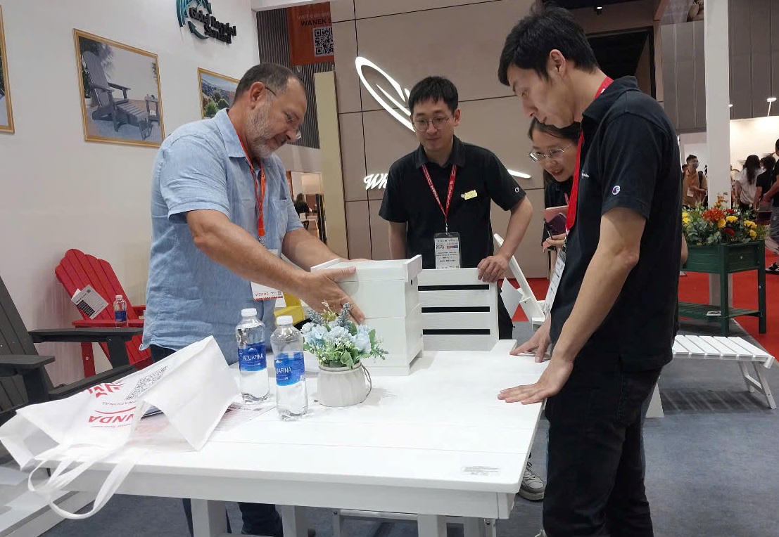 Ngành đồ gỗ xuất khẩu đang chuyển đổi theo những tiêu chuẩn mới của thị trường. Ảnh: S.X