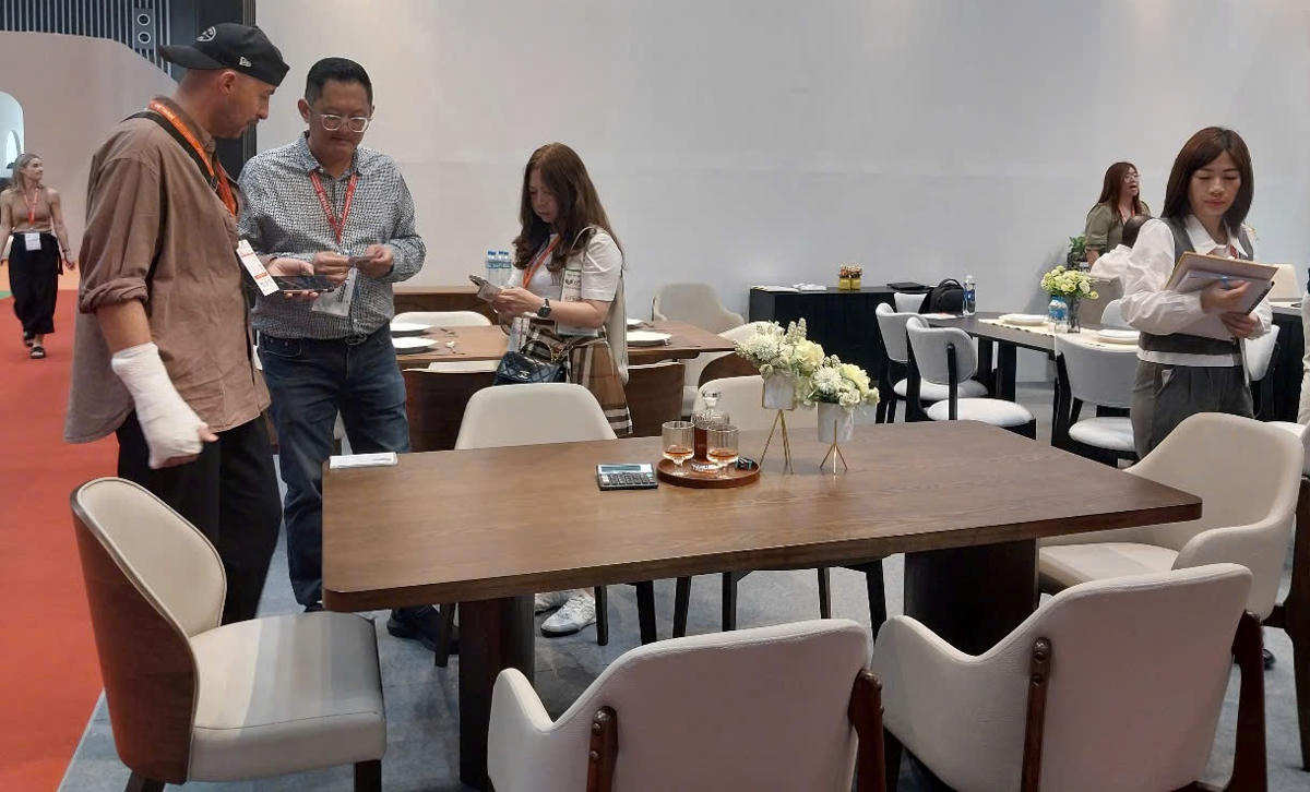 Doanh nghiệp liên tục tìm các nhà nhập khẩu từ các hội chợ triển lãm. Ảnh: S.X