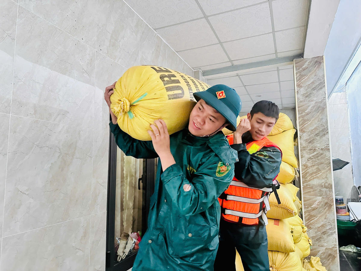 Đà Nẵng: Lực lượng quân sự giúp dân di dời đồ đạc chạy lũ